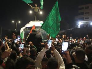 إتمام المرحلة الثانية من صفقة التبادل.. الأسيرات والأسرى الفلسطينيين وصلوا منازلهم بالقدس والضفة الغربية