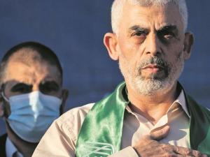 يديعوت: السنوار التقى مع الأسرى الإسرائيليين داخل نفق