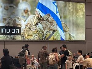 10 دول تبدأ إجلاء رعايا من إسرائيل