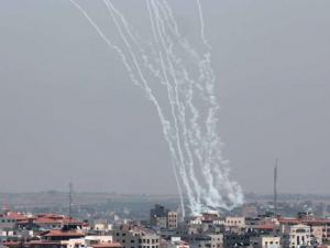  رشقات صاروخية مكثفة تجاه المدن المحتلة وتفعيل صافرات الانذار