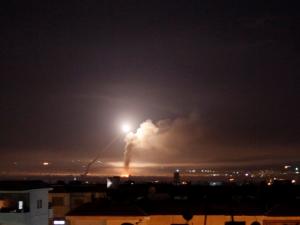 الاحتلال يستهدف مواقع في محيط دمشق.. المرصد السوري: القصف طال مقرات عسكرية ومستودعات أسلحة