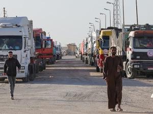 إسرائيل تفحص المساعدات الإنسانية قبل دخولها إلى قطاع غزة