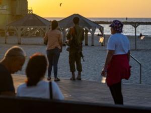 مكالمة هاتفية كافية للحصول على رخصة سلاح في إسرائيل