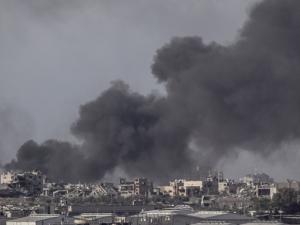 شهداء في دير البلح وجباليا جراء قصف إسرائيلي بغزة.. واشتباكات ضارية بين المقاومة والاحتلال بخان يونس