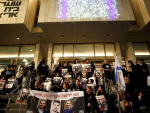 أهالي الأسرى الإسرائيليين في غزة يعتصمون أمام وزارة الدفاع.. طالبوا بخطة فورية للإفراج عن المحتجزين