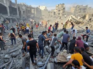 مجزرة جديدة للاحتلال بمخيم للاجئين بغزة.. 70 شهيداً على الأقل في غارة استهدفت مربعاً سكنياً مكتظاً بالسكان