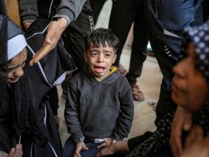 مجزرة أمام مستشفى في خانيونس.. حصيلة الشهداء ترتفع إلى 21,110