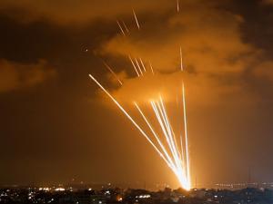 المقاومة تفتتح العام الجديد بضرب تل أبيب.. “القسام” تعلن إطلاق وابل من الصواريخ في الثواني الأولى لـ”2024″