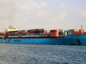 واشنطن: الحوثيون أطلقوا صاروخين بالستيين نحو سفن شحن بالبحر الأحمر