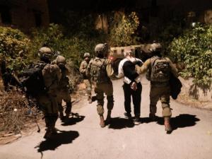 بينهم شقيقتي الشهيد العاروري .. اعتقالات باقتحامات محافظات الضفة