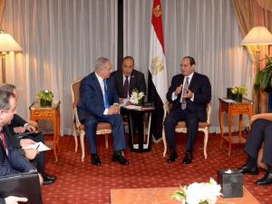 صحيفة معاريف: السيسي يرفض الحديث إلى نتنياهو، وهناك خلاف كبير بين تل أبيب والقاهرة