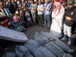 “الأهالي دفنوا عشرات الشهداء في ساحته”.. “صحة غزة”: مستشفى ناصر يواجه كارثة مع استمرار الحصار الإسرائيلي