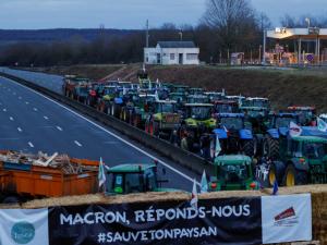 مئات المزارعين بفرنسا يقطعون الطرق إلى باريس.. واصلوا حصارها بـ800 جرار للضغط على الحكومة 