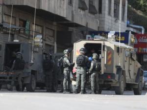 مستوطنون يعتدون على تجمعين فلسطينيين بالضفة.. اقتحموا بيوت السكان وضربوا مزارعين بحماية جيش الاحتلال 