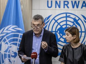 بنك إسرائيلي يجمّد حساب “الأونروا”.. والاتحاد الأوروبي يحذّر من تداعيات كارثية لوقف تمويل الوكالة