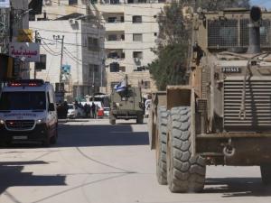 الاحتلال يواصل اقتحامه جنين.. قواته تستهدف مركبات الإسعاف، إصابات بين طواقمها، والأهالي يضطرون إلى النزوح 