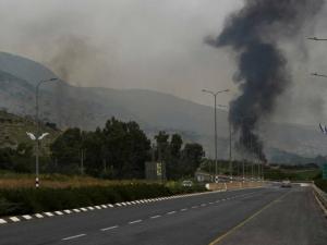 هجوم صاروخي مكثف من جنوب لبنان تجاه الاحتلال.. تسبب في إصابة جنديين إسرائيليين واندلاع حرائق