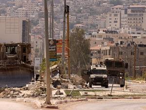 تدمير للممتلكات والبنية التحتية.. اعتقالات واشتباكات باقتحامات بالضفة