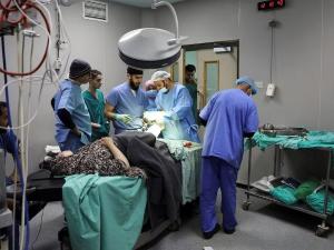 مجمع ناصر الطبي يناشد أحرار العالم لإدخال مواد طبية لغزة: نحاول الحفاظ على “العِرق الفلسطيني” 