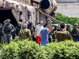 الجيش الإسرائيلي يعلن استعادة 4 أسرى ومقتل ضابط في "اليمام" بالنصيرات