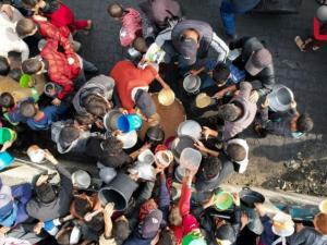 الإعلام الحكومي في غزة يستغيث: التجويع يتفاقم برعاية أميركية.. والرصيف العائم أكذوبة