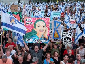 احتجاجات إسرائيلية وإغلاق شوارع للمطالبة بوقف الحرب وصفقة تبادل أسرى