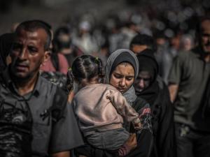 موجة نزوح من شرق خان يونس بعد إنذار إسرائيلي.. والأطقم الطبية والفنية تخلي مستشفى غزة الأوروبي