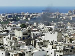 تجدد الاشتباكات بمخيم عين الحلوة.. 5 قتلى وإصابة مسؤول بـ”الجهاد”، وتحركات لوقف التصعيد