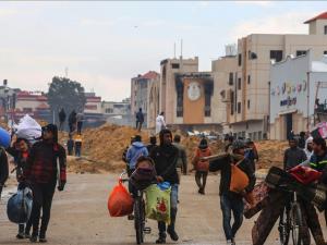 لليوم الثاني.. نازحون يفترشون الطرق بخان يونس بعد إخلاء منازلهم