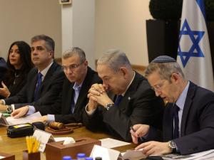 لبيد: نتنياهو ليس ضحية "التحريض" وإنما يتباكى وجبان