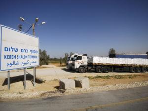 الاحتلال يوقف تصدير البضائع بين غزة والضفة.. زعم ضبط “مواد متفجرة” في شحنة ملابس بمعبر “كرم أبو سالم”