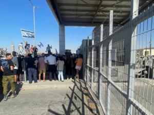 جيش الاحتلال “في ورطة” بسبب اقتحام قاعدة “بيت ليد”.. قرر نقل 3 كتائب للمعسكر وألغى مشاورات بشأن الجبهة الشمالية