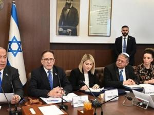 خشية ضرب شبكة الاتصالات.. الاحتلال يوزع هواتف تعمل عبر الأقمار الاصطناعية على مسؤولين إسرائيليين