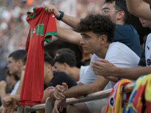 ظهر مرتدياً قميصه بين الأنقاض.. ريال مدريد يتبنى طفلاً مغربياً فقد عائلته في الزلزال