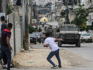 مداهمات واعتقالات بالضفة وسط مواجهات واشتباكات