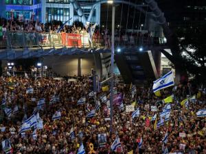 تل أبيب تشهد أضخم احتشاد منذ “7 أكتوبر”.. مئات الآلاف يطالبون بصفقة تبادل، والقسام تنشر رسالة مصورة لأهالي الأسرى الإسرائيليين