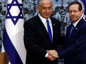 أزمة الأسرى الإسرائيليين في غزة تدفع هرتسوغ لخوض حراك لتشكيل حكومة وحدة.. ما موقف الأحزاب الإسرائيلية؟