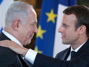 ماكرون يحذر نتنياهو: إسرائيل تدفع المنطقة نحو حرب.. ورئيس وزراء الاحتلال “يتفاخر” بالهجمات على لبنان 