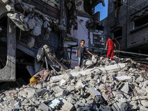 الحرب على غزة: شهداء في النصيرات استشهد بعضهم بقصف مدرسة تؤوي نازحين