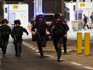 فيديو يوثق استهداف آلية لجيش الاحتلال بالخليل.. شبان ألقوا عليها زجاجات حارقة رداً على الاعتداء على فلسطينيات