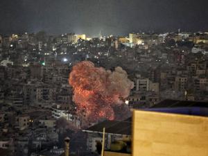 تجدد القصف الإسرائيلي على بيروت وحزب الله يعلن استهداف تجمعات عسكرية