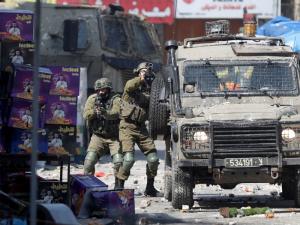 جيش الاحتلال يقتحم نابلس ويحاصر منزلاً بعد قصفه.. اعتقل قيادياً في “عرين الأسود”
