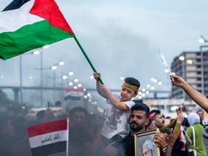 بغداد: عراقيون يقتحمون مكاتب قناة "MBC" بعد وصفها قادة من المقاومة بالإرهاب