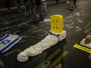 ذوو الأسرى الإسرائيليين بغزة: نتنياهو يماطل ولا يريد التفاوض