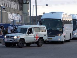 لنقل 90 أسيرا فلسطينيا.. حافلات الصليب الأحمر تصل سجن عوفر