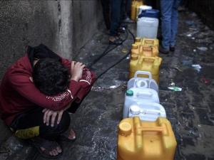 غزة.. إسرائيل تتسبب بتوقف خط المياه الرئيسي وتحذيرات من أزمة عطش