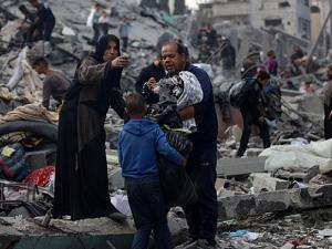الحرب على غزة: مجزرة بخانيونس ونزوح متواصل بالقطاع