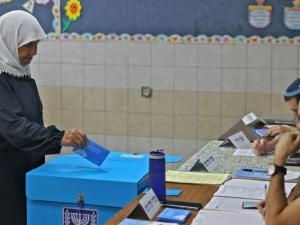الخوف من التغيير الديمغرافي أم حماية أمنية؟ الكنيست يُصادق على قانون يمنع لمَّ شمل العائلات الفلسطينية داخل إسرائيل