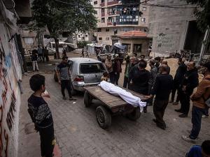 غزة تحت النار: شهيد في بيت لاهيا ودبابات الاحتلال تتوغل شرق دير البلح