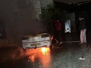 مستوطنون يحرقون مركبات ويخطون شعارات عنصرية في عين يبرود